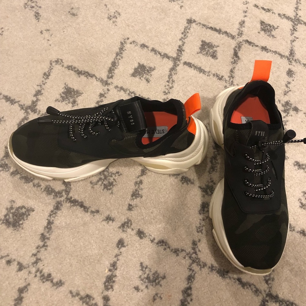 Steve Madden size 7 camouflage sneakers